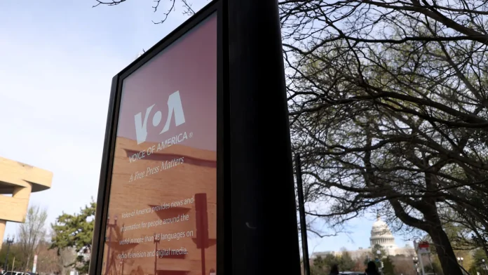 archivo-vista-de-un-cartel-de-la-emisora-estadounidense-voice-of-america-en-una-ventana-de-vidrio-fr.webp