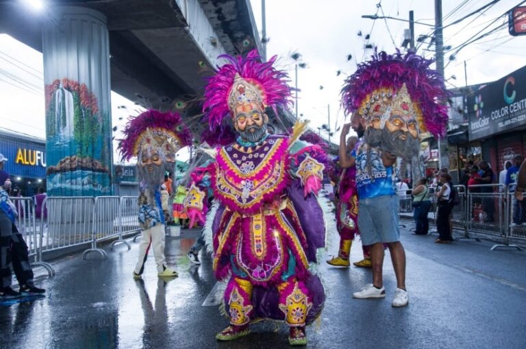Gran colorido y alegría en desfile de Carnaval de Santo Domingo Norte 2025
