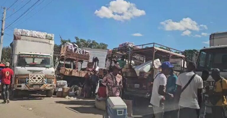 VIDEO:Comerciantes de Elías Piña asumen pago del cruce de frontera y restablecen el intercambio comercial