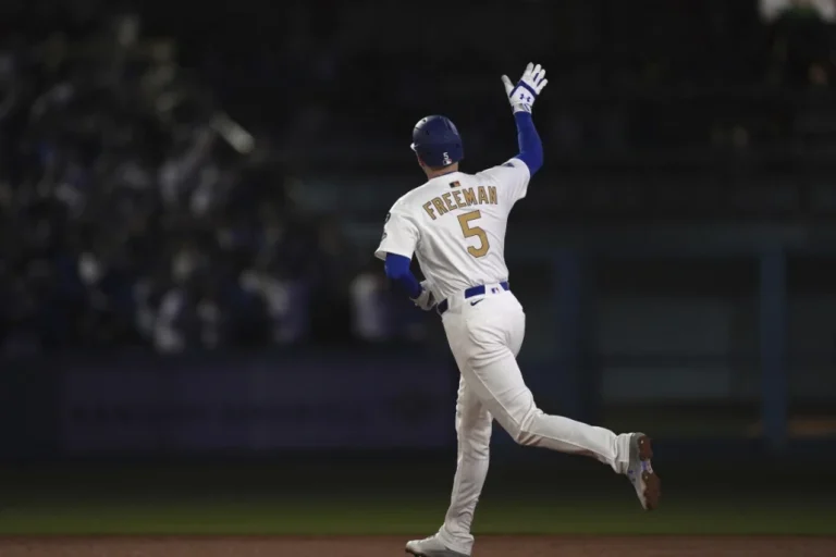 Freddie Freeman fuera de la alineación de los Dodgers tras sufrir accidente en la ducha