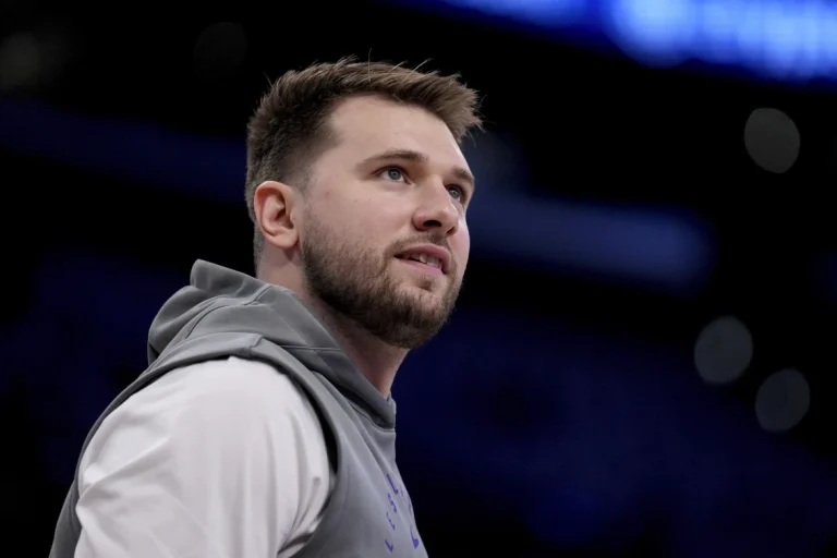 Luka Doncic dona para restaurar mural vandalizado en honor a Kobe y Gigi Bryant en Los Ángeles