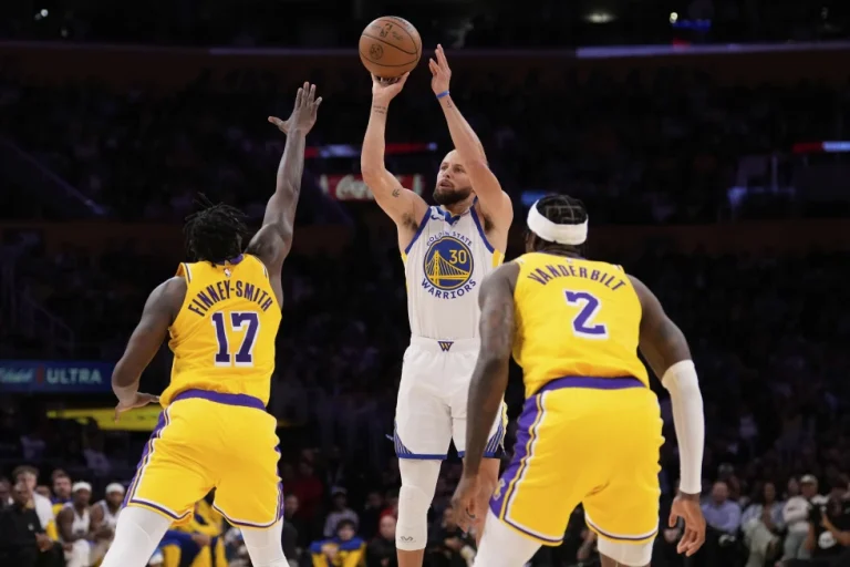 Curry lidera a Warriors con 37 puntos en triunfo 123-116 sobre Lakers en posible antesala de playoffs