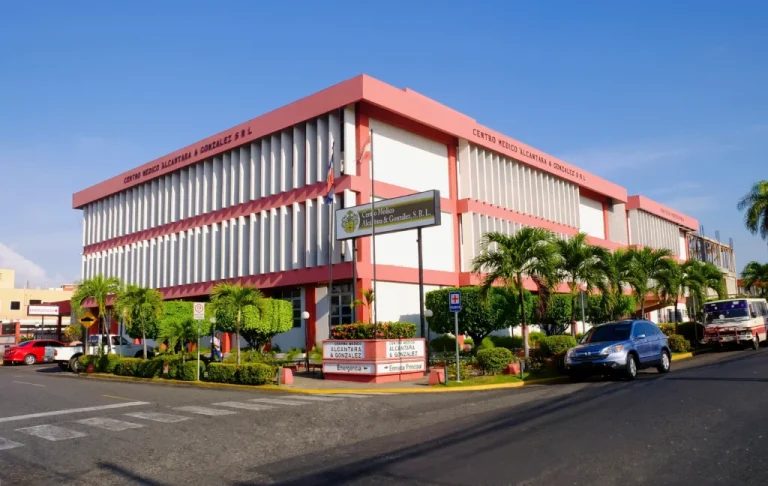 Buscan familiares de 5 heridos ingresados en clínica tras tragedia en Jet Set