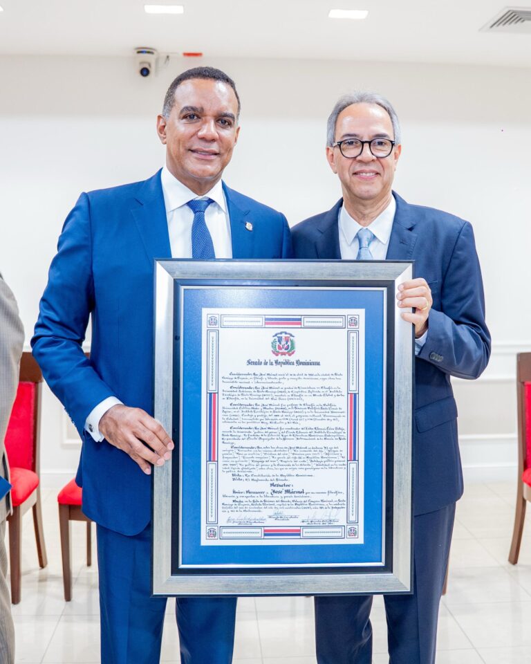 Senado de RD entrega reconocimiento al poeta José Mármol por su invaluable aporte a la literatura dominicana