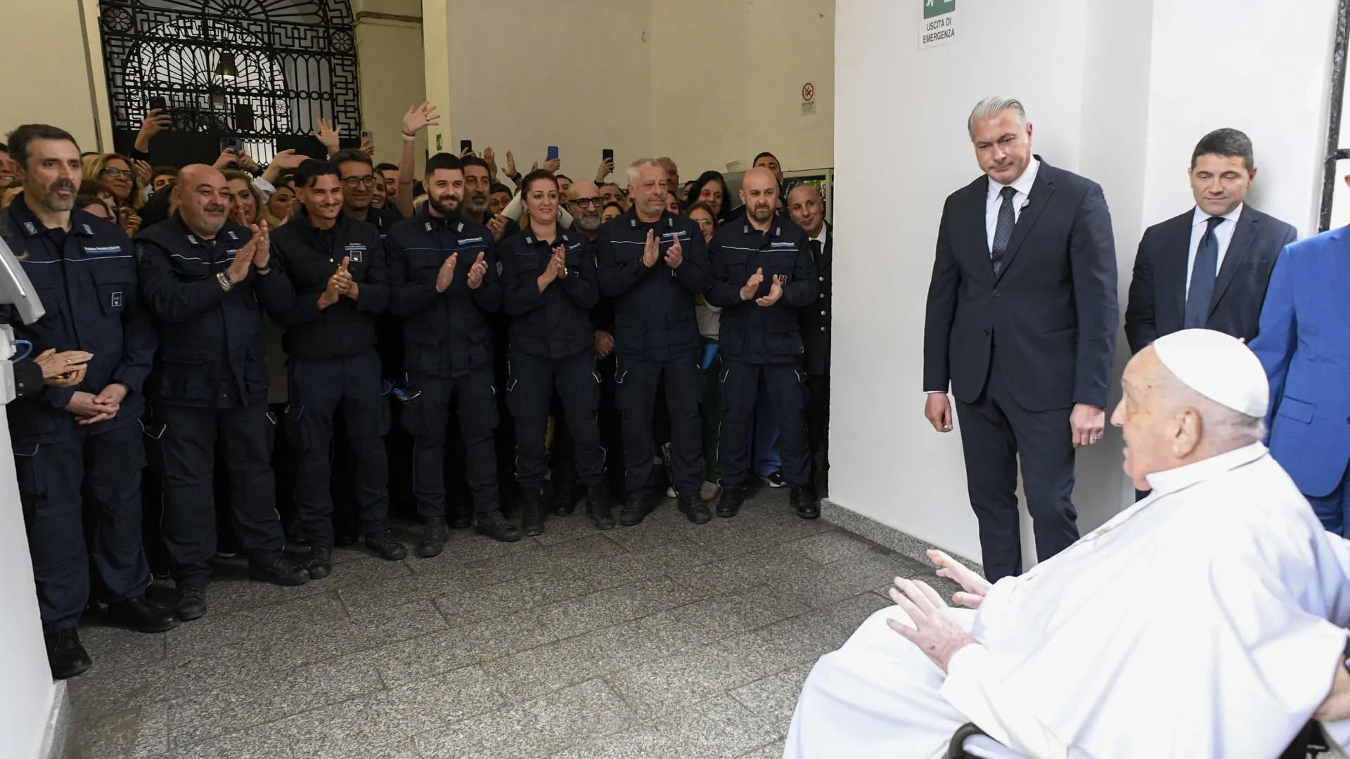 el-papa-francisco-durante-su-tradicional-visita-a-una-carcel-romana-este-jueves-santo.jpeg
