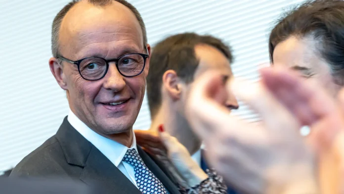 el-presidente-de-union-democrata-cristiana-cdu-friedrich-merz-en-una-reunion-del-grupo-parlamentario.webp