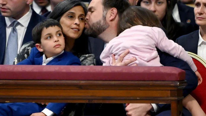 el-vicepresidente-de-eeuu-jd-vance-le-de-un-beso-a-su-mujer-usha-vance-este-viernes-santo-en-la-basi.webp
