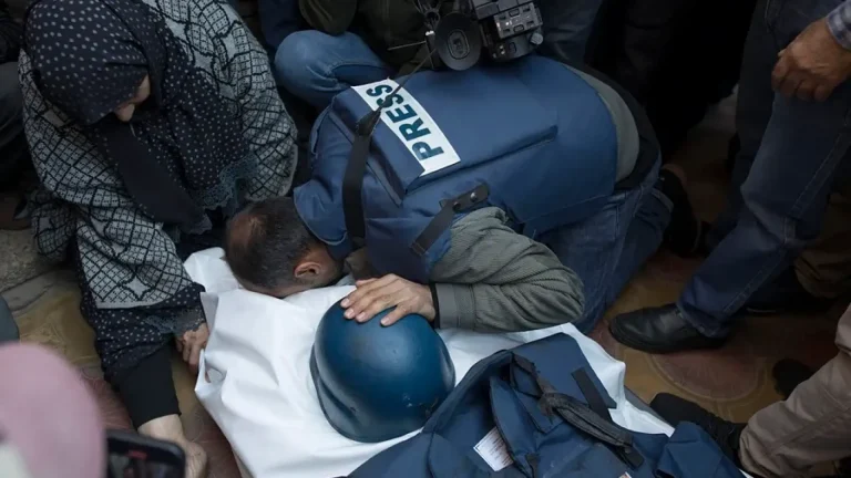 #Mundo:Israel mata a una fotoperiodista y a miembros de su familia tras atacar su casa en Gaza