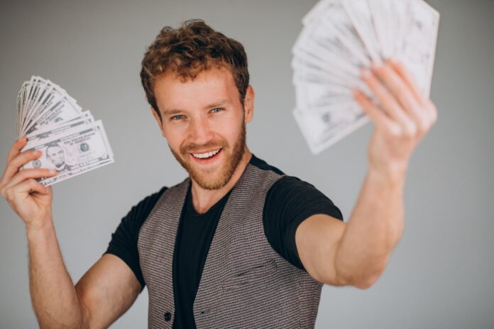 hombre-que-tiene-dinero-mano.jpg