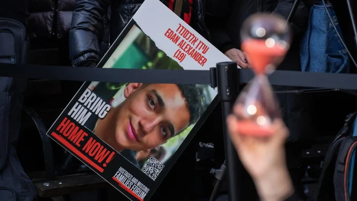 imagen-de-archivo-del-cartel-denunciando-el-secuestro-de-edan-alexander-por-parte-de-hamas-el-7-de-o.webp