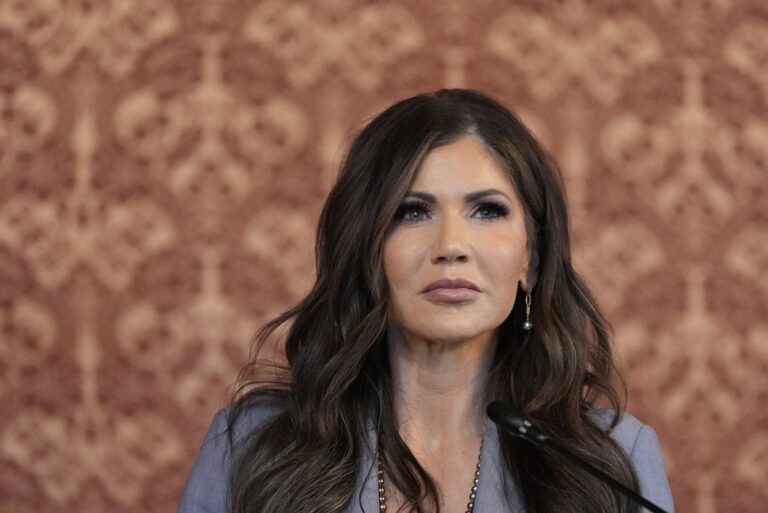 Kristi Noem acusó a Gustavo Petro de defender a miembros del Tren de Aragua