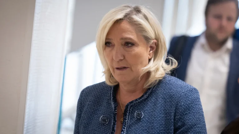#Mundo:Marine Le Pen acusa al “sistema” político de “lanzar una bomba nuclear” contra ella y denuncia el “robo” de las elecciones