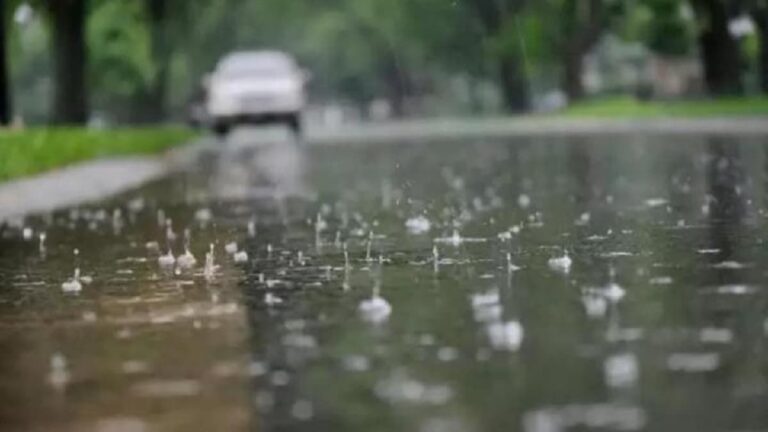 Prevén lluvias débiles y ráfagas de viento durante el día de hoy