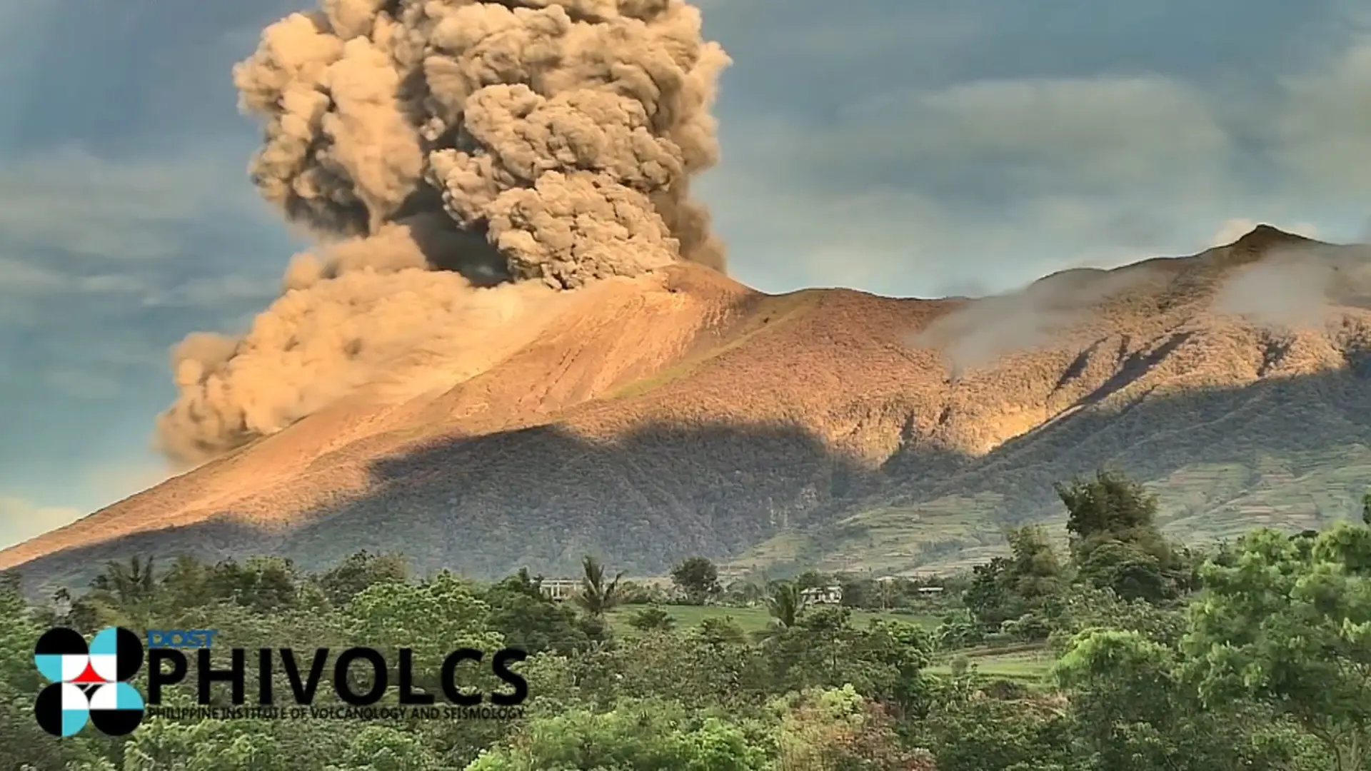 momento-en-el-que-el-volcan-erupciona.jpeg