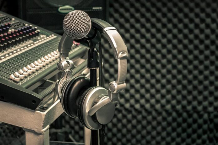 radio-studio-microphone-990x660-1.jpg