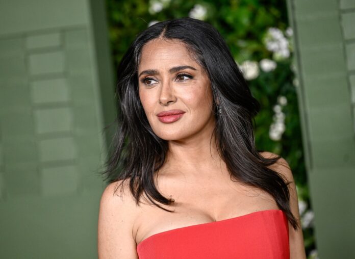 salma-hayek-posa-sin-maquillaje-y-muestra-canas.jpg