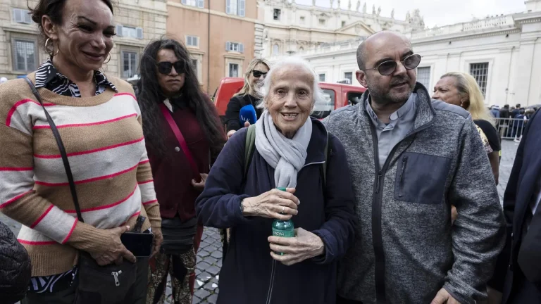 #Mundo:Sor Geneviève, la monja amiga del papa Francisco, lleva a una mujer transexual paraguaya a ver el féretro