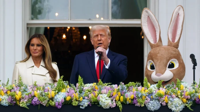 trump-dirige-unas-palabras-al-papa-francisco-acompanado-de-su-esposa-melania-y-del-conejo-de-pascua.webp