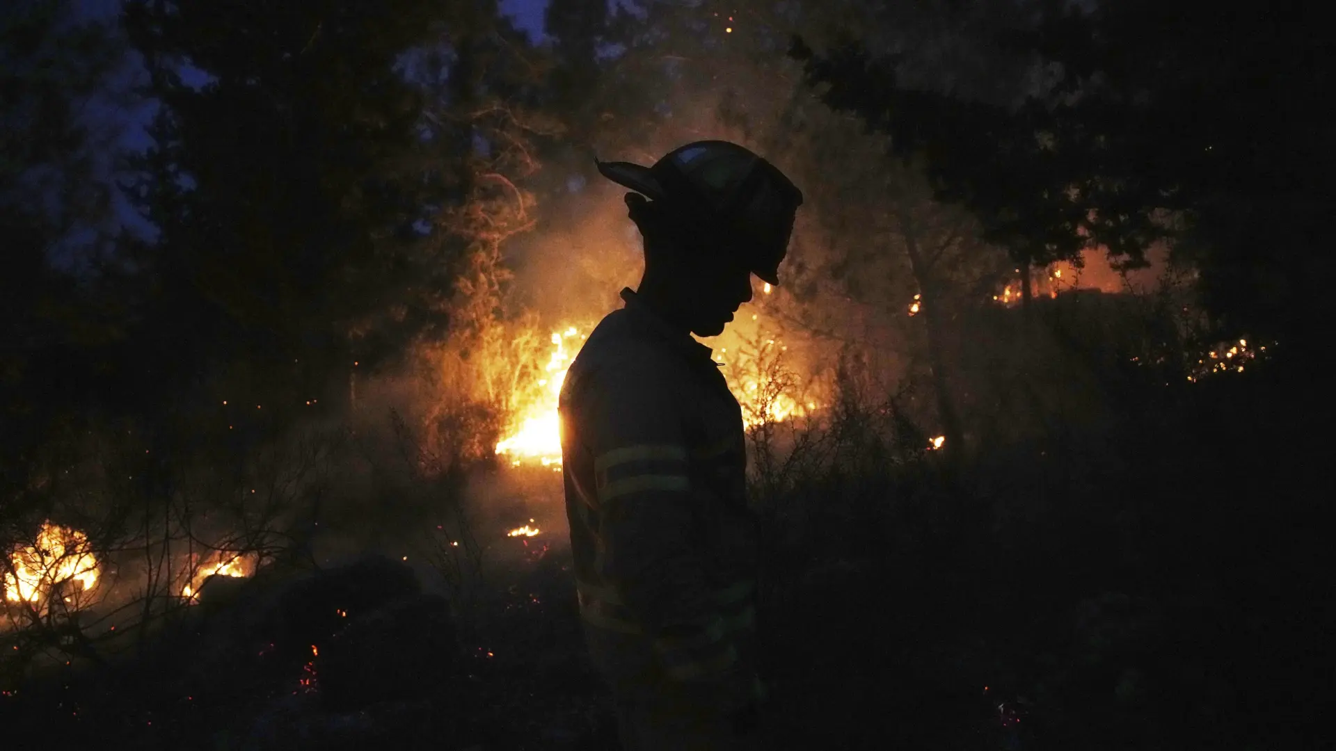 un-bombero-israeli-trabaja-en-el-incendio-forestal-cerca-de-jerusalen.jpeg