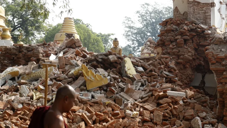 #Mundo:La junta militar birmana da un giro y declara un alto el fuego de tres semanas por el terremoto, que deja casi 3.000 muertos