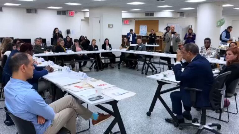 Analizan crisis de vivienda en NY ante los recortes de Trump