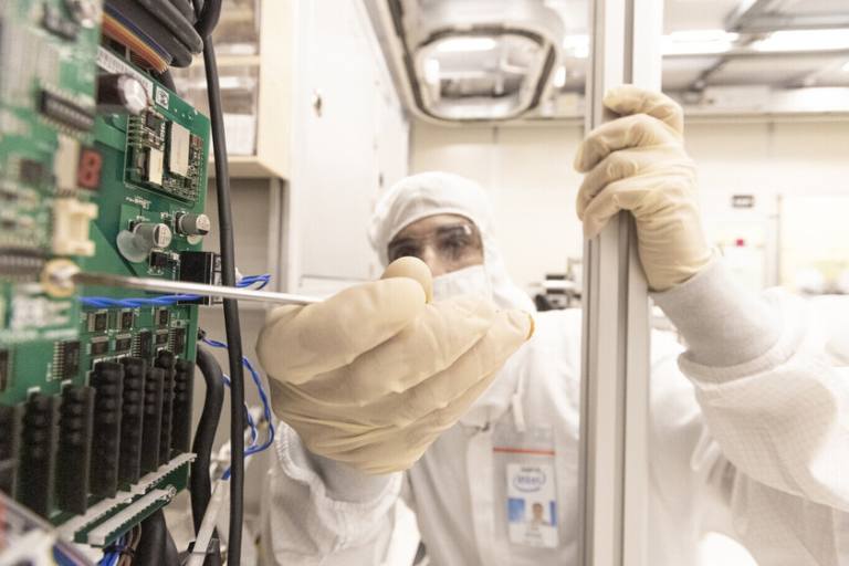 En su hora más oscura Intel está recibiendo un respaldo económico crucial de su mejor cliente: China – FGJ MULTIMEDIOS