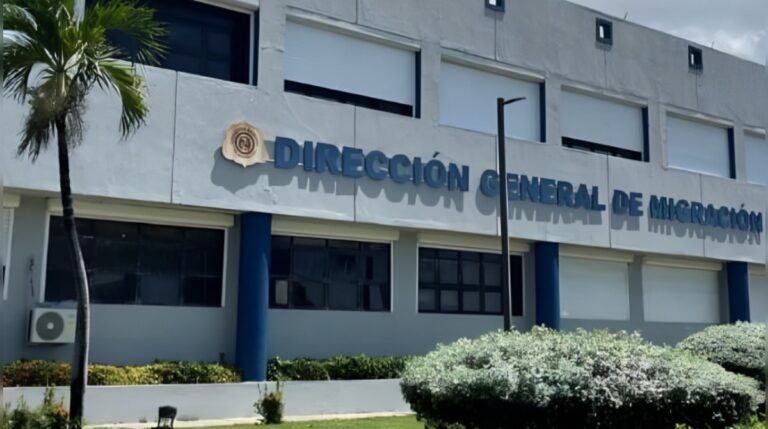 Operativo migratorio en tienda genera tensión y caos en la avenida Duarte #FVDigital #FelixVictorino