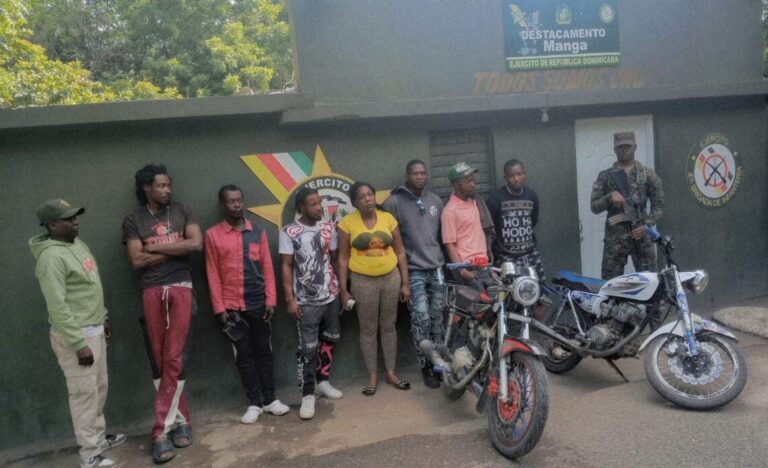 Detienen 11 haitianos ilegales en motocicletas; conductores huyen