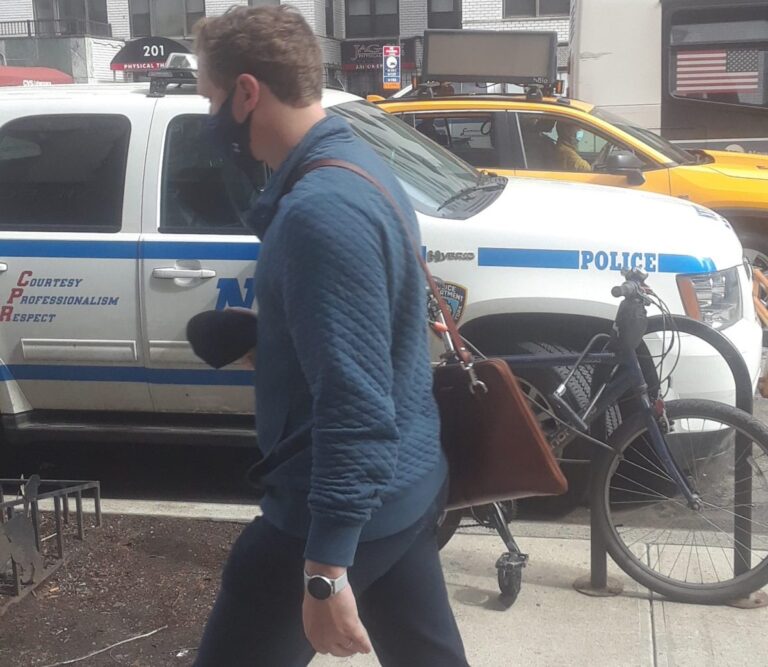 Hispana en coma golpeada por violador en libertad condicional: acusación en Nueva York