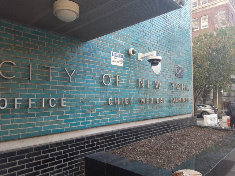 Hallan restos humanos en jardín de una casa en Queens, Nueva York