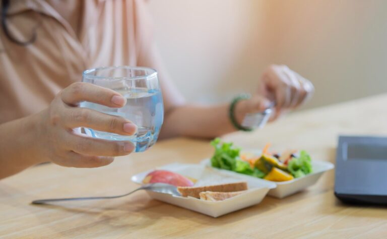 #Salud: Beber agua con las comidas puede no ser tan buena idea, esto es lo que recomiendan los expertos