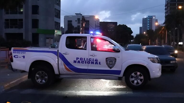 Menor con arma blanca enfrenta a seguridad frente a comercio en la Churchill #FVDigital #FelixVictorino