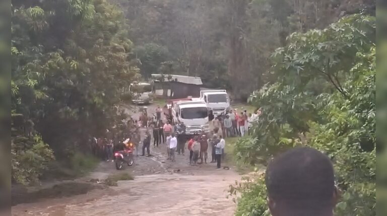 Camioneta es arrastrada por crecida de río en Constanza #FVDigital #FelixVictorino