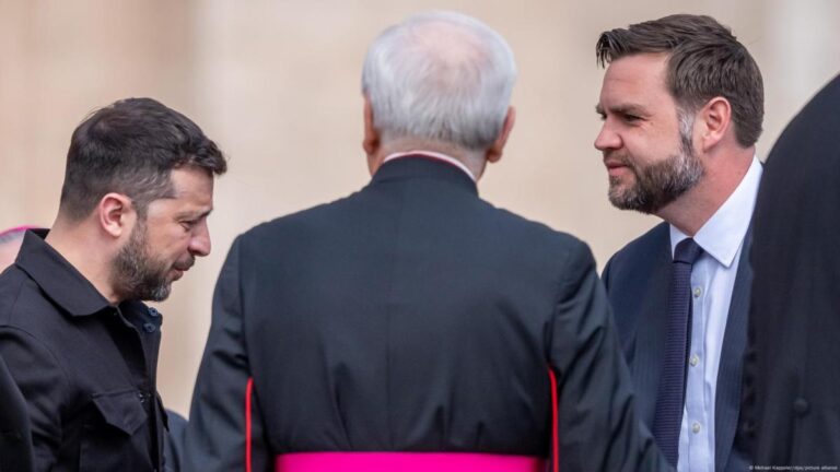 Vicepresidente de EE.UU., J.D. Vance, se reúne con Volodimir Zelenski en Roma #FVDigital