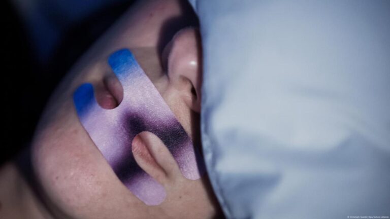 Mouth taping: ¿tendencia viral o riesgo para la salud al dormir?