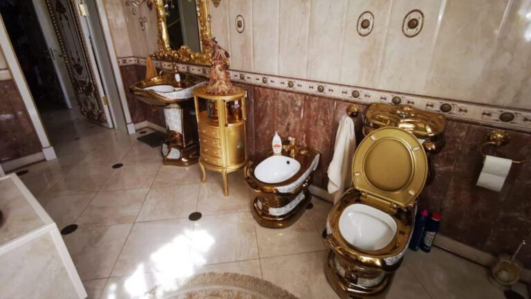 Exjefe policial condenado por corrupción incluía inodoro de oro