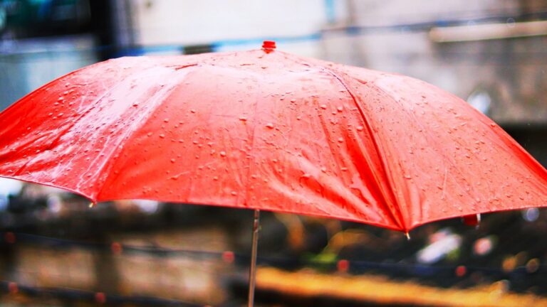 Débil vaguada y efectos locales provocarán aguaceros en la tarde