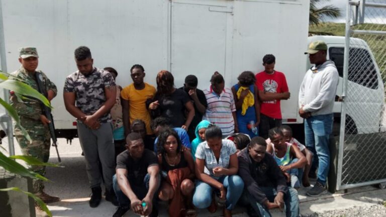 Detienen a hombre con 18 haitianos ilegales ocultos en un camión en San Juan de la Maguana