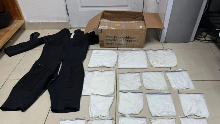Incautan 19 láminas de cocaína camufladas en un traje de buzo en Aeropuerto de Las Américas