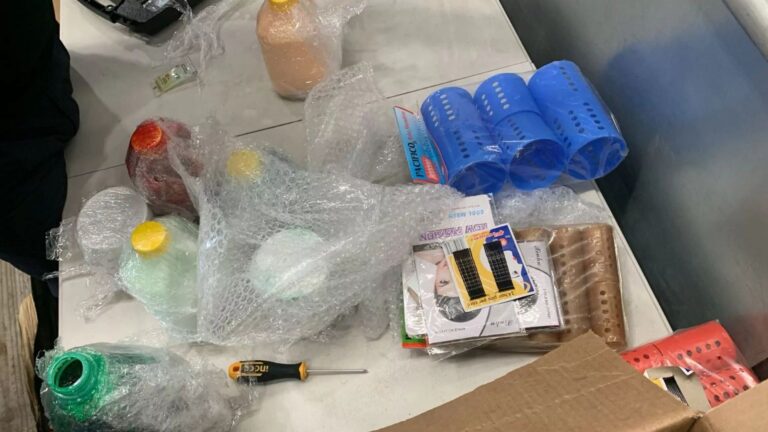 Ocupan cocaína líquida oculta en frascos de productos de belleza en Aeropuerto de las Américas