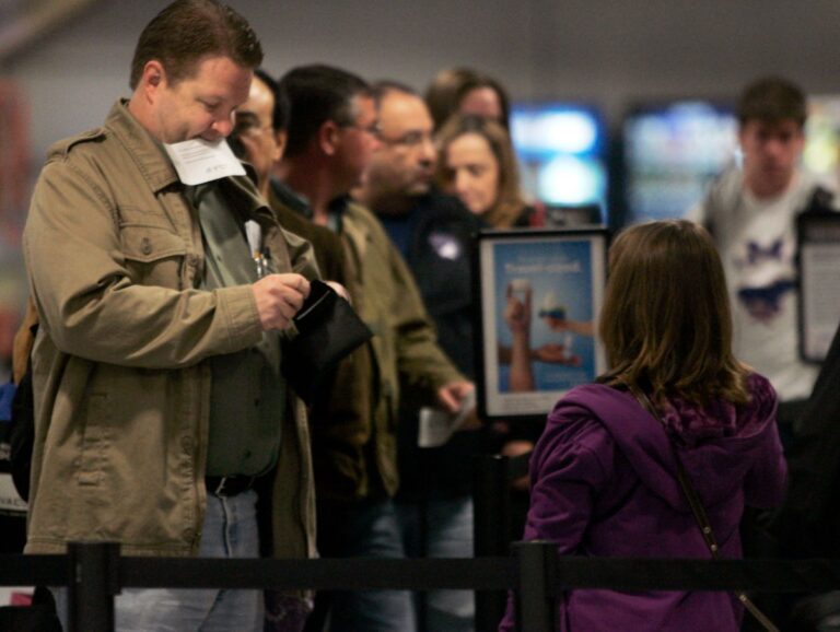 Miembros de Lord Buffalo “devastados” por arresto de baterista mexicano sacado a la fuerza de avión en Texas por agentes migratorios