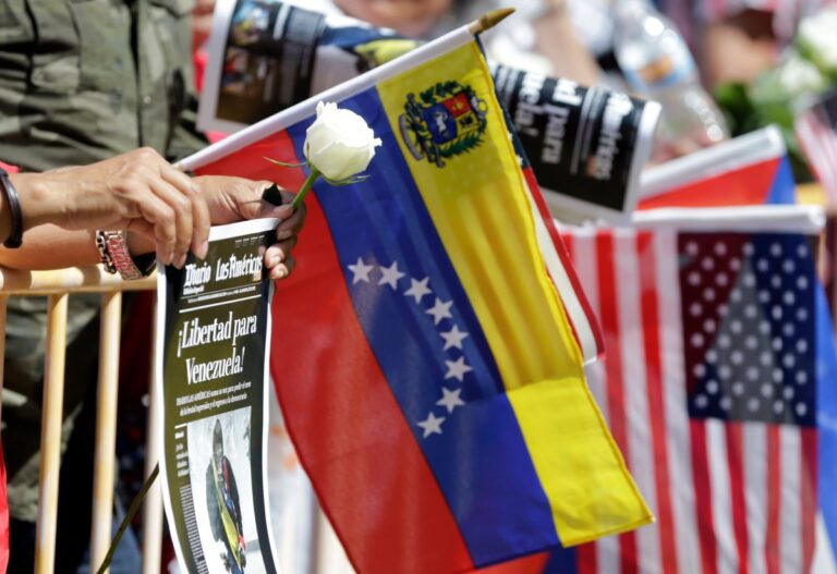 Juez de Texas prohíbe a Trump expulsar venezolanos bajo la Ley de Enemigos Extranjeros