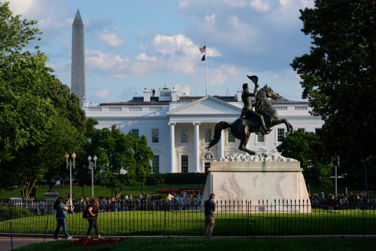 Crece el temor entre migrantes en Washington por intensificación de redadas