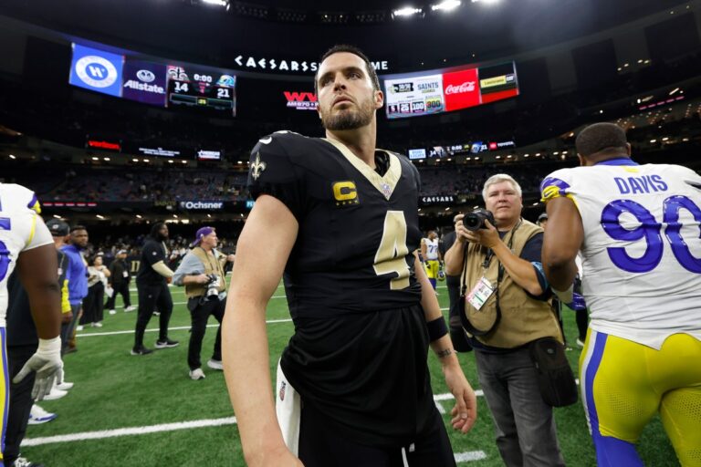 Derek Carr anuncia su retiro con Saints por lesión en el hombro