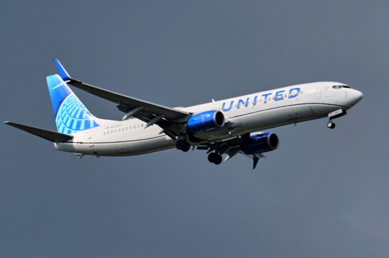 Vuelo de United Airlines regresa a Hawaii tras un mensaje inquietante en el espejo del baño