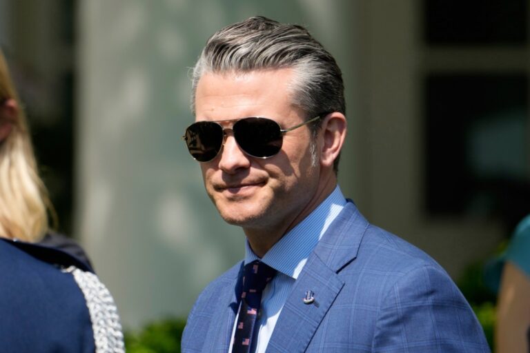 Hegseth ordena a academias militares revisar libros para posible eliminación