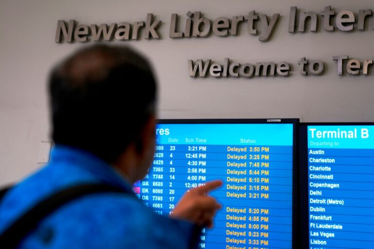 Sigue caos en aeropuerto Newark y United Airlines: retrasos y cancelaciones afectando Nueva York y área triestatal