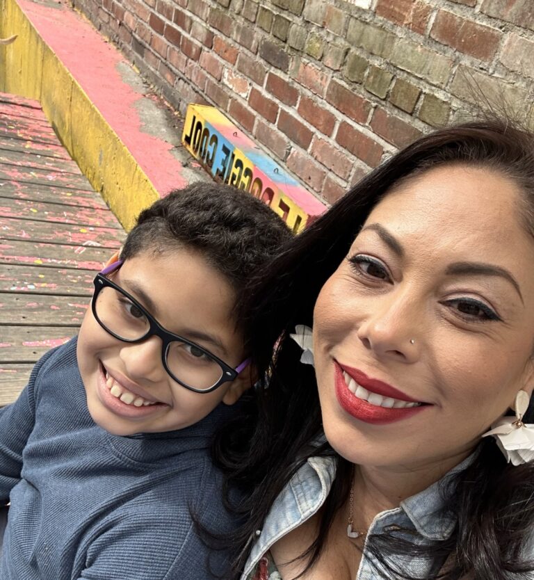 Madres neoyorquinas crían a sus hijos mucho más alertas ante el “enemigo adictivo” de las redes sociales