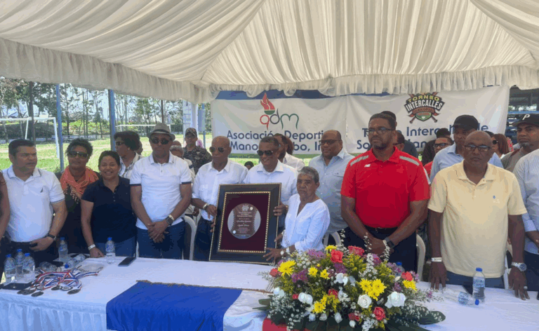 Manoguayabo honra a dos educadores en emotiva inauguración del Intercalles de Softbol 2025