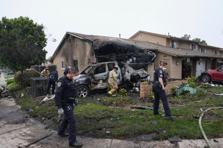 Accidente aéreo en San Diego deja 2 muertos y más de 15 casas incendiadas
